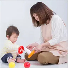 知育玩具で遊ぶ赤ちゃん